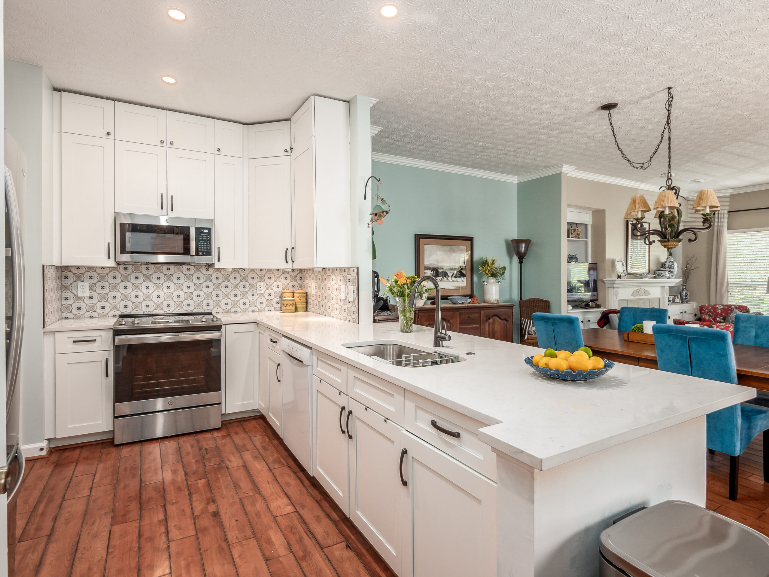 Unique tiled backsplash