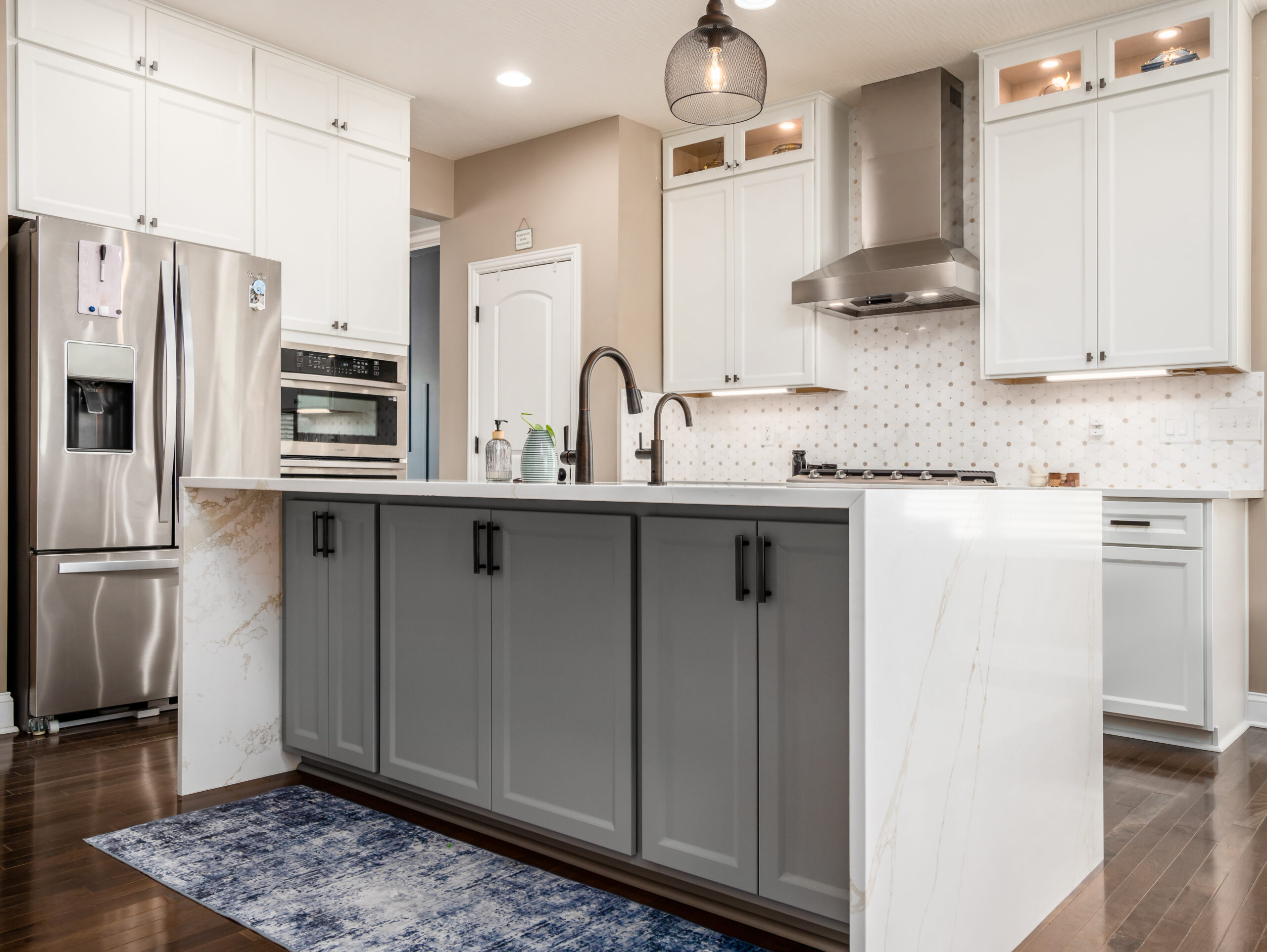 White kitchen with gold detail